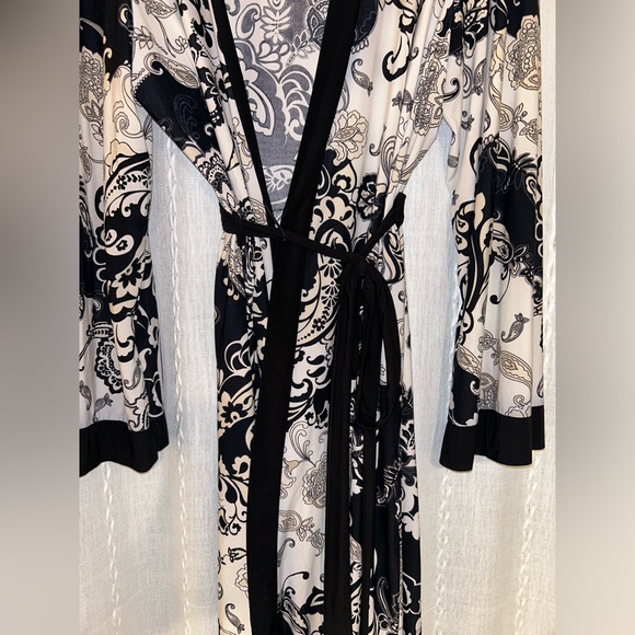 Linea Donatella, satin robe. Sz L/XL - Picture 2 of 13